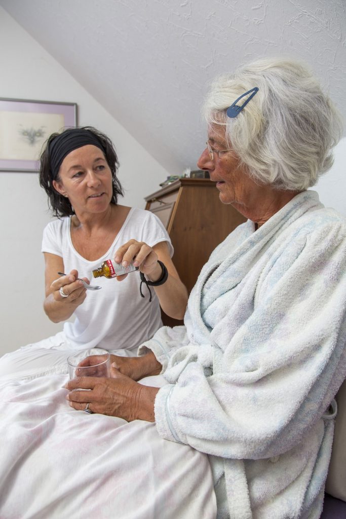 Damit sich pflegende Angehörige Auszeiten gönnen können, bietet die Pflegeversicherung die Kurzzeitpflege an. Foto: AOK-Medienservice
