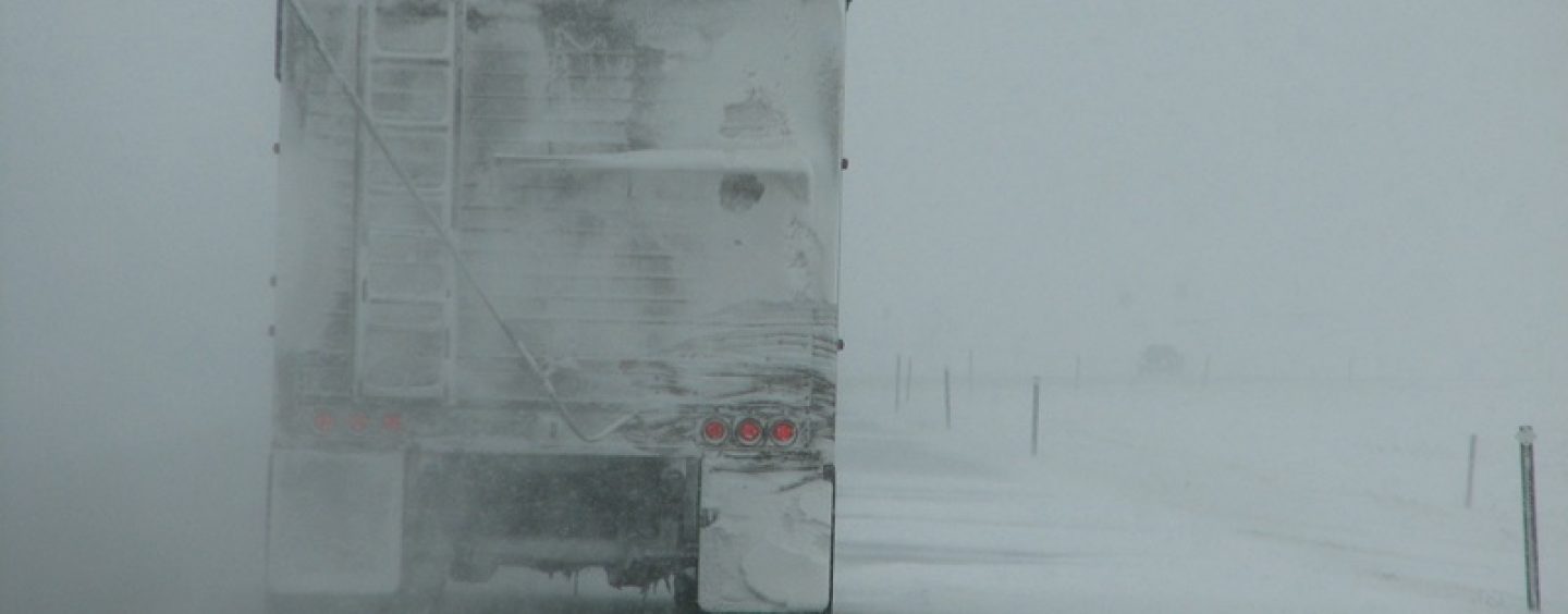Verkehrsprävention- Gefahren durch herabfallende Eisschollen von LKWs