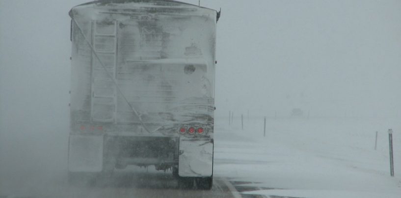 Verkehrsprävention- Gefahren durch herabfallende Eisschollen von LKWs
