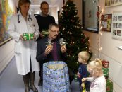 AOK-Kuscheltiertradition erfreut kleine Patienten auf Kinderstationen der Kliniken