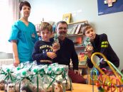 Weihnachtsgruß für kleine Patienten im Krankenhaus – AOK verteilt Kuscheltiere und unterstützt die Klinikclowns