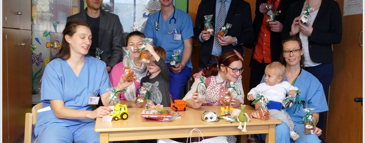 AOK-Kuscheltiertradition erfreut kleine Patienten im UKH