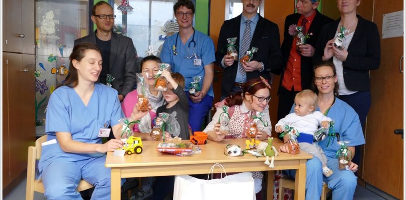 AOK-Kuscheltiertradition erfreut kleine Patienten im UKH