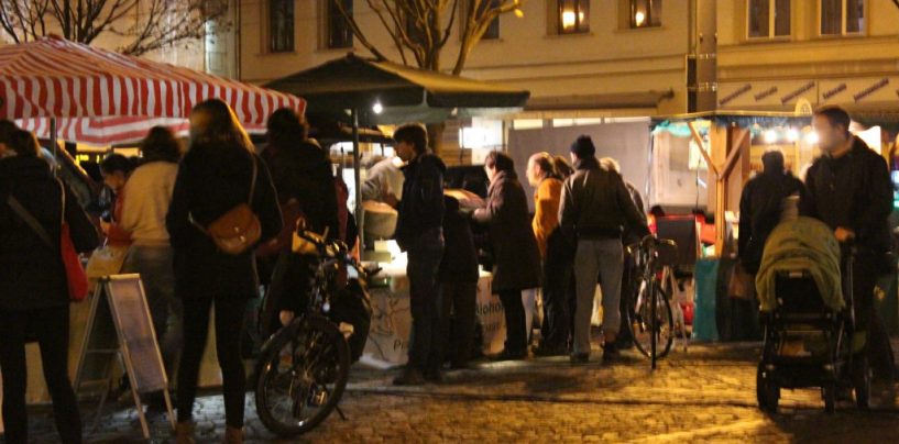Winterlicher Bio-Abendmarkt im März auf dem Hallmarkt in Halle
