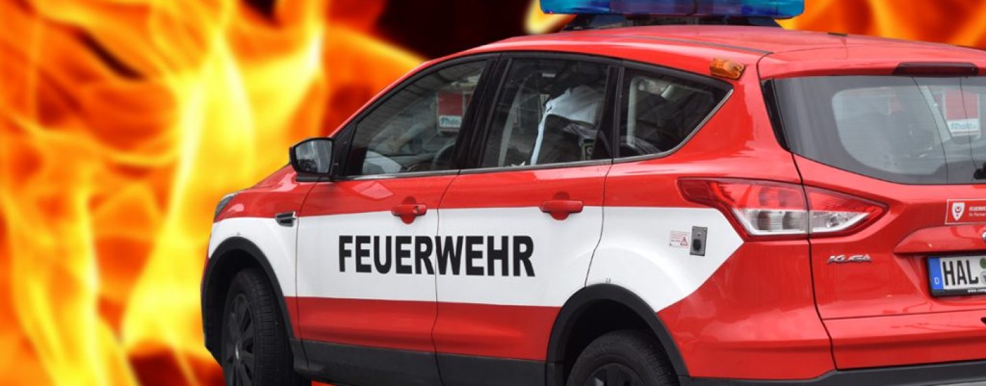 Zwei Pkw brennen in Halle-Neustadt komplett aus