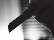 Zeuge nach Diebstahl mit Messer bedroht