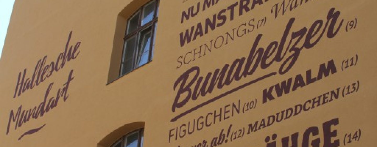 Hingucker vom Hallmarkt aus – Hallesche Mundart ziert Hauswand der Dreyhauptschule