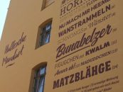 Hingucker vom Hallmarkt aus – Hallesche Mundart ziert Hauswand der Dreyhauptschule