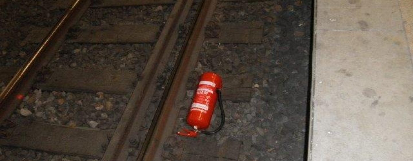 Täter entleeren gestohlenen Feuerlöscher und werfen ihn ins Gleisbett – Bundespolizei sucht Zeugen