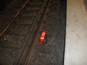 Täter entleeren gestohlenen Feuerlöscher und werfen ihn ins Gleisbett – Bundespolizei sucht Zeugen