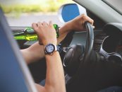 Betrunkener Autofahrer fährt Fußgänger fast um