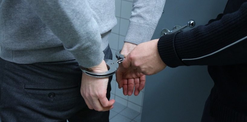 Mit Haftbefehl gesuchter Mann versteckt sich in Bettkasten vor Polizei