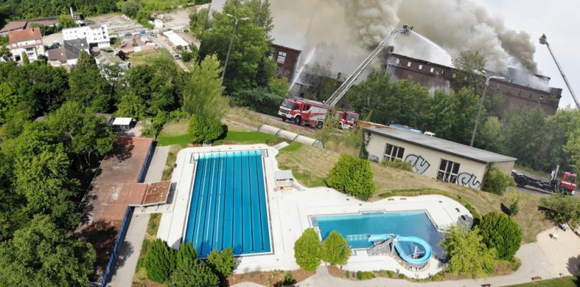 Nach Schlachthofbrand  Feuerwehrleute dürfen kostenlos ins Freibad