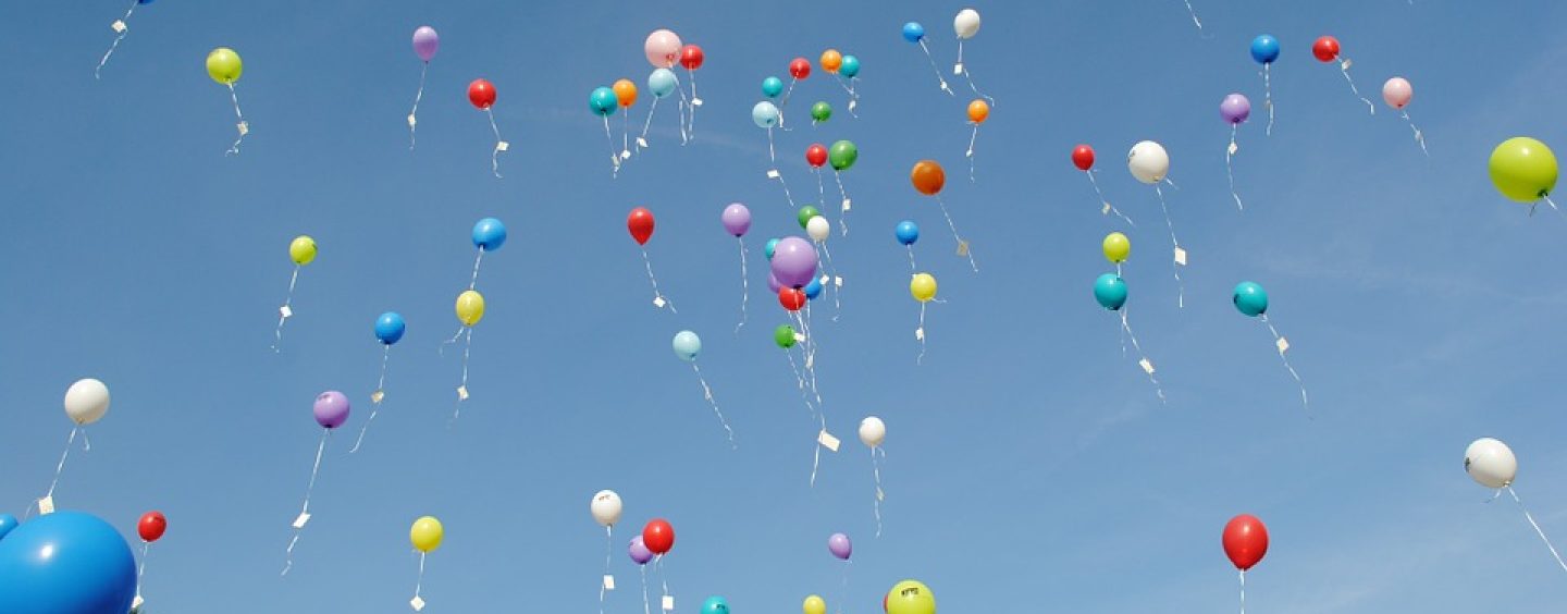 Mehr als 100 Luftballons steigen zum Tag des Kinderkrankenhauses in die Luft