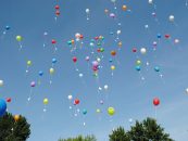 Mehr als 100 Luftballons steigen zum Tag des Kinderkrankenhauses in die Luft