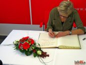 Oscar-Preisträgerin Rachel Portman hat sich in das Gästebuch der Stadt Halle eingetragen