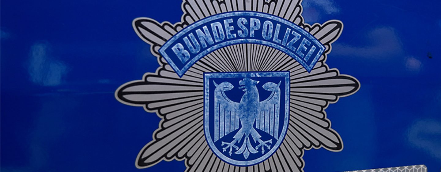 44-Jährige, die wegen Beleidigung per Haftbefehl gesucht wurde, beschimpft Bundespolizistinnen