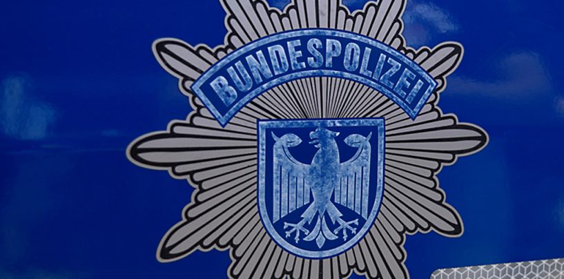 44-Jährige, die wegen Beleidigung per Haftbefehl gesucht wurde, beschimpft Bundespolizistinnen