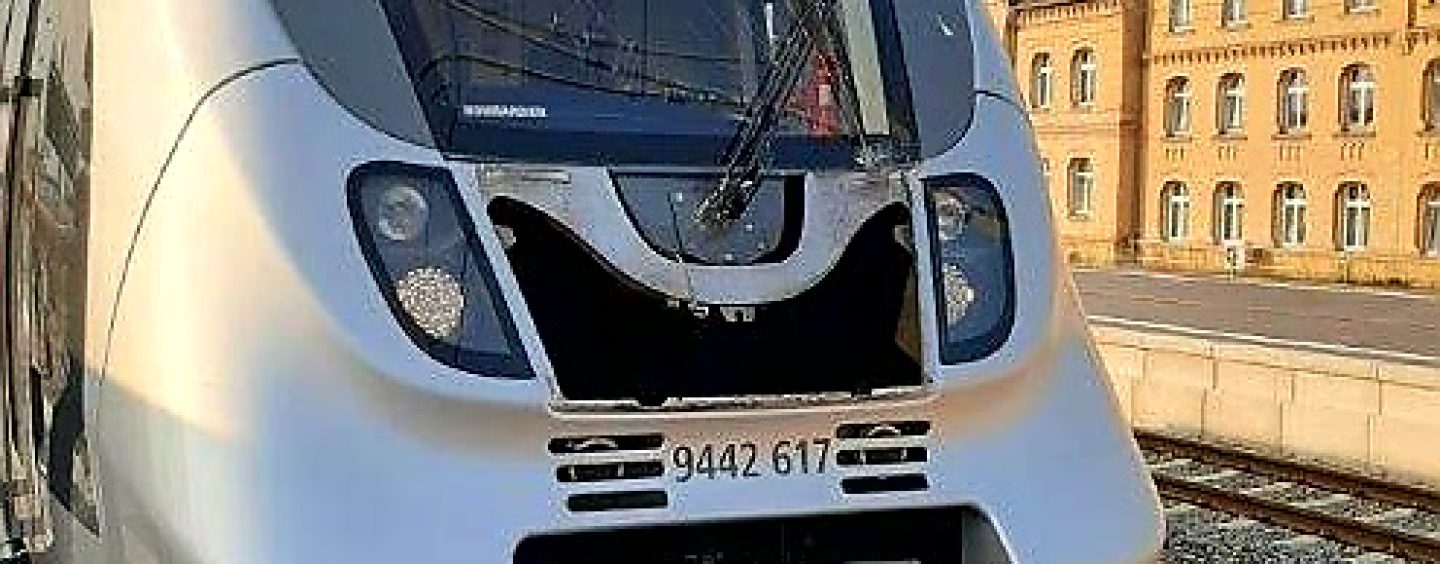 Gesplitterte Frontscheibe und verletzter Zugführer – Regionalbahn kollidiert mit unbekannten Gegenstand – Zeugenaufruf
