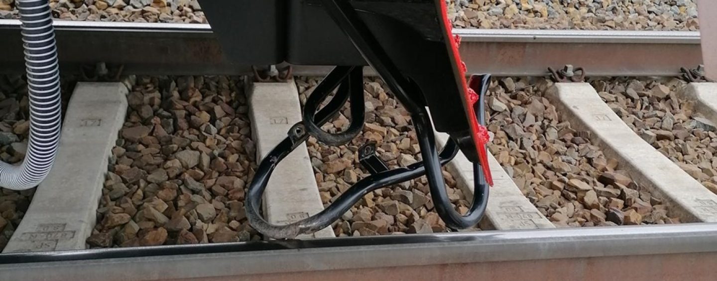 Schubkarre im Gleis beschädigt Güterzug – Zeugenaufruf