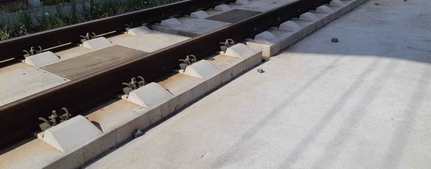 Schottersteine im Gleis – Schienen beschädigt – Zeugenaufruf