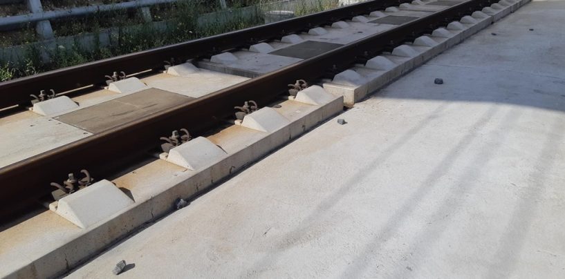Schottersteine im Gleis – Schienen beschädigt – Zeugenaufruf
