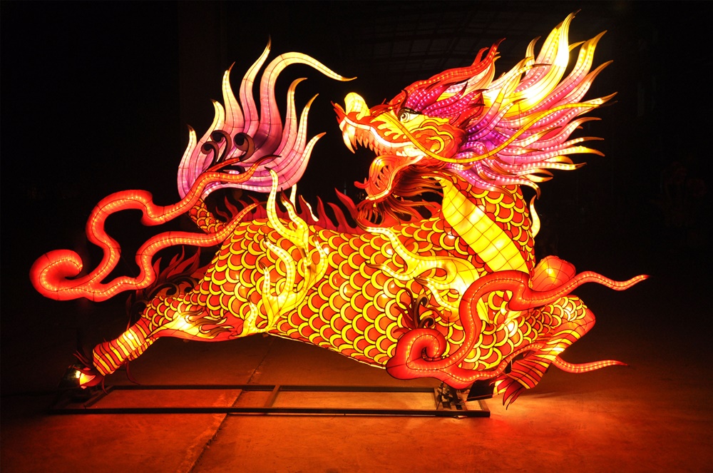  Chinesisches Fabeltier Qilin in den Werkstätten in China sowie beleuchtet © 2018 Dragon Illumination Arts