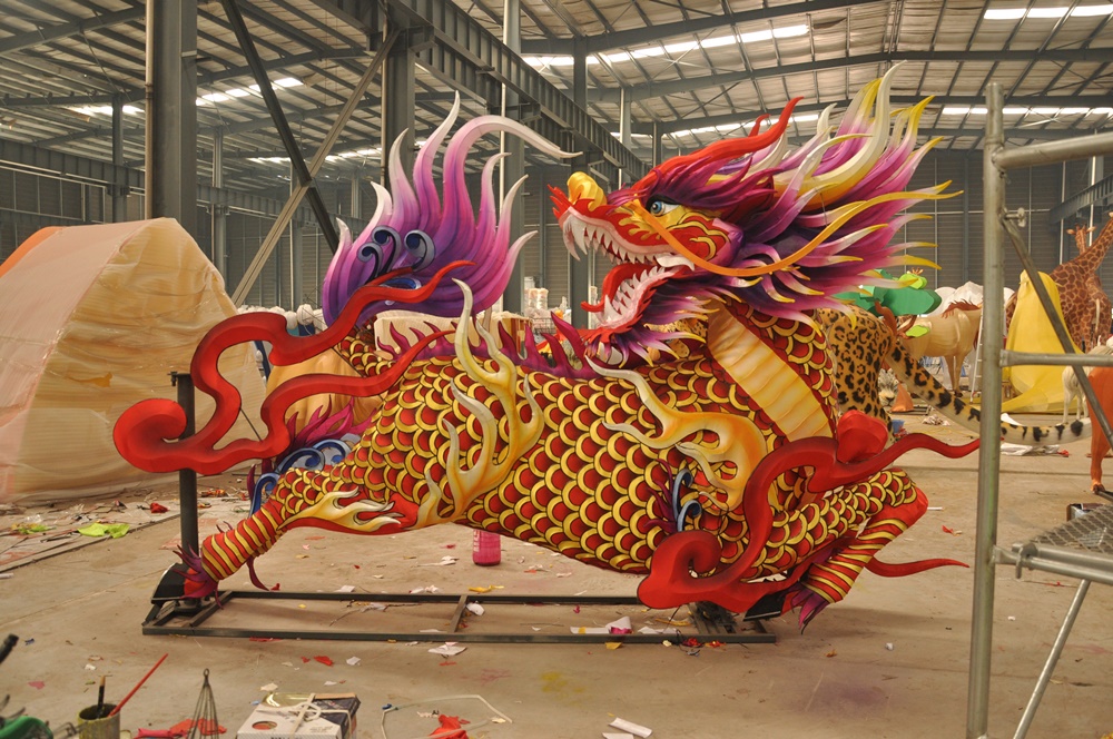  Chinesisches Fabeltier Qilin in den Werkstätten in China  © 2018 Dragon Illumination Arts