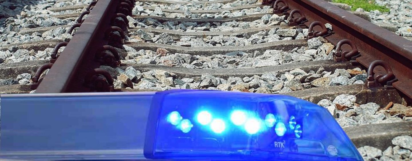 Zeugenaufruf: Unbekannte legen Schottersteine auf Gleise – 75 Minuten Zugverspätungen