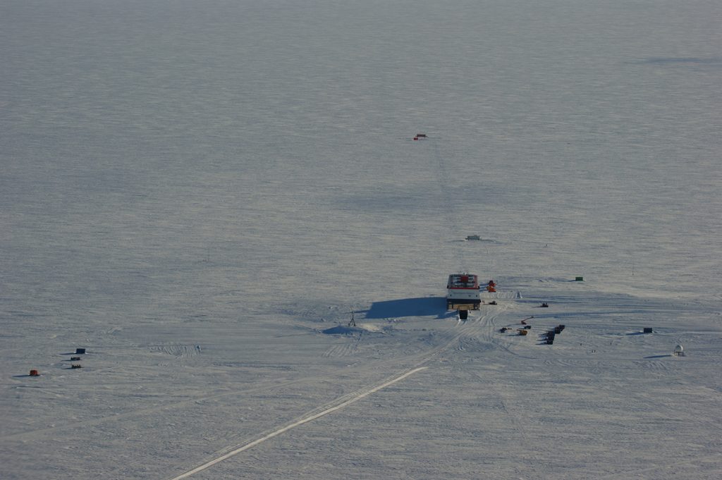 Stecknadel in der antarktischen Weite - Anflug auf die Neumayer-Station (Quelle Christian Paulmann, DWD)