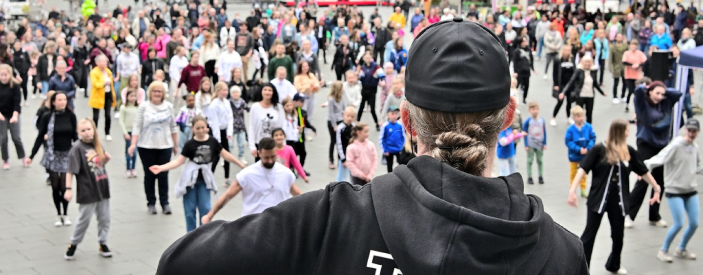 TanzFlashmob zum Welttanztag – Tanzaktion auf dem Marktplatz von Halle