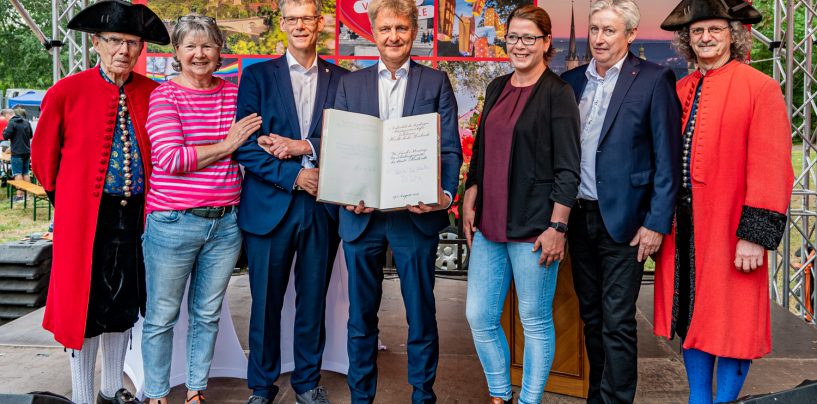Karlsruher Oberbürgermeister trägt sich ins Goldene Buch ein