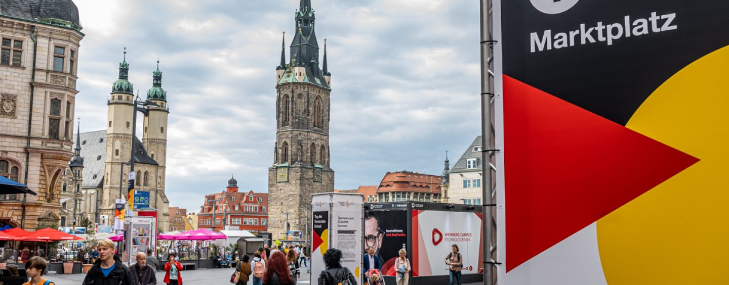 Glockenspielkonzert, Feierstunde und Gespräche auf dem Marktplatz in Halle zum Tag der Deutschen Einheit