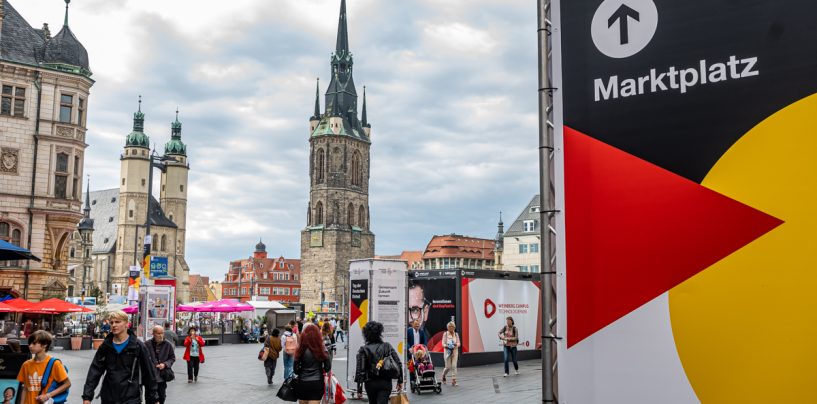 Glockenspielkonzert, Feierstunde und Gespräche auf dem Marktplatz in Halle zum Tag der Deutschen Einheit