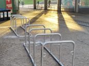 Stadt installiert nach Stadtratsbeschluss Fahrradbügel am Riebeckplatz