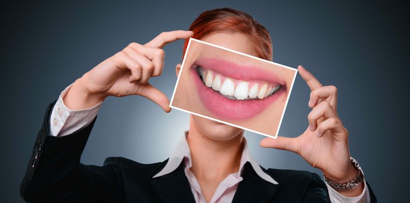 Weiße Zähne – diese Tipps helfen wirklich