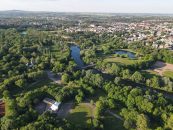 Die kreisfreie Stadt Halle (Saale) hatte 2021 mit 10,7 % den größten Grünanlagenanteil