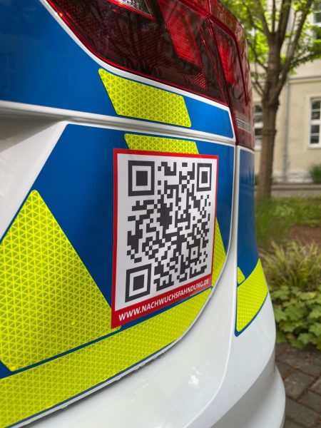 QR-Code auf Dienstwagen der Polizei (Foto: „MI LSA“)