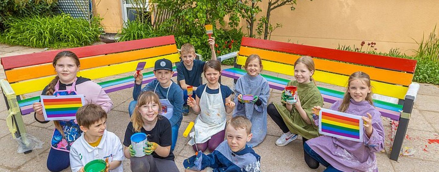 Zeichen für Toleranz: Weitere Bänke in Regenbogenfarben gestaltet