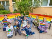 Zeichen für Toleranz: Weitere Bänke in Regenbogenfarben gestaltet