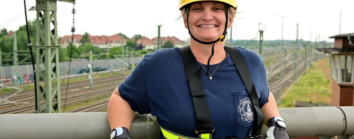 Mutige Feuerwehrfrau aus Savannah besucht Halle