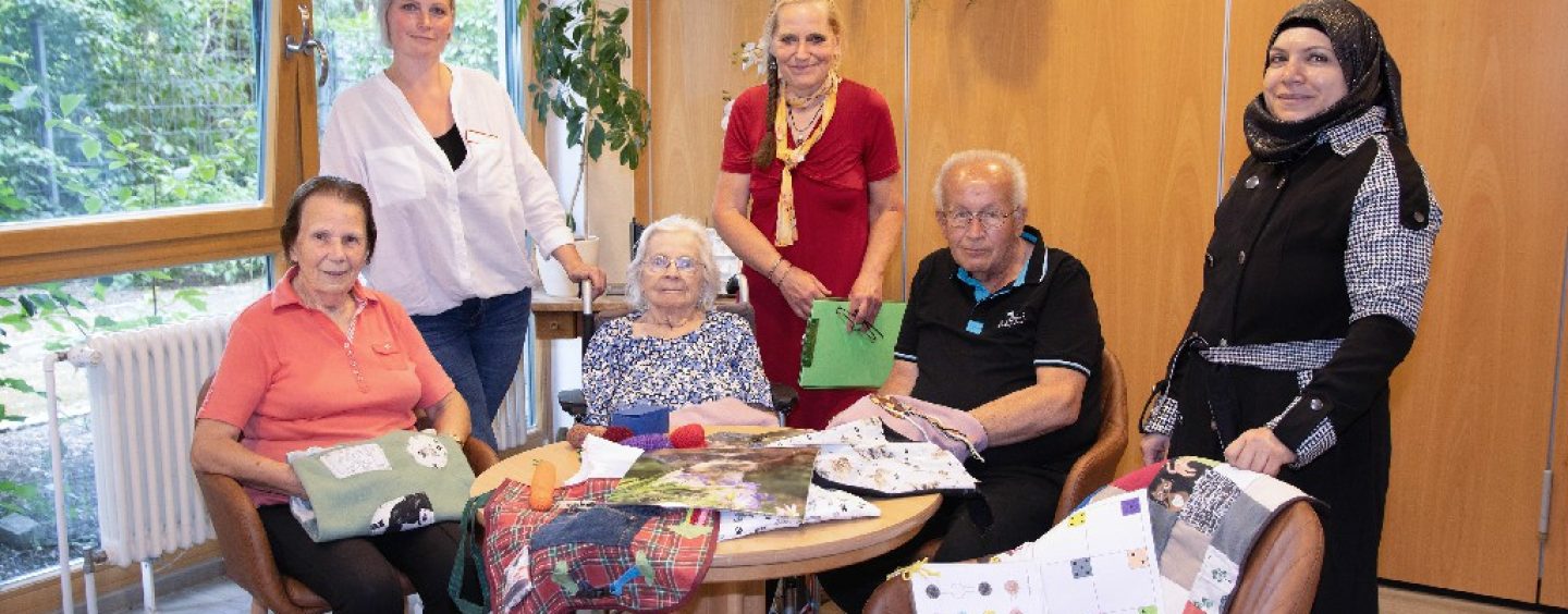 Über 600 Handarbeiten für Demenzkranke an Senioreneinrichtungen in Halle verteilt