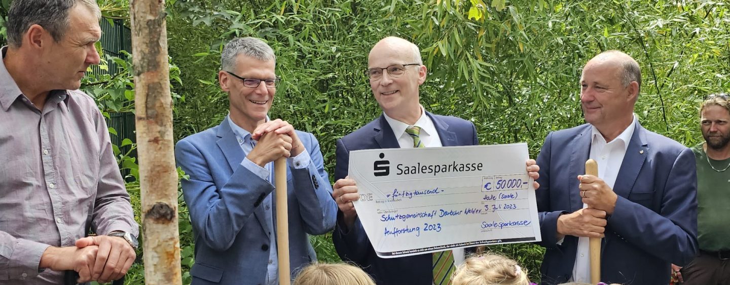 Saalesparkasse fördert Aufforstung in der Dölauer Heide
