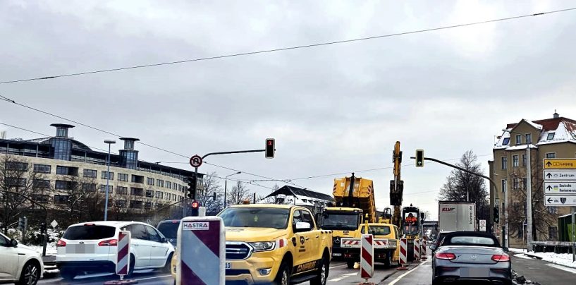 In Paracelsusstraße nach Fahrbahnschaden Spuren gesperrt