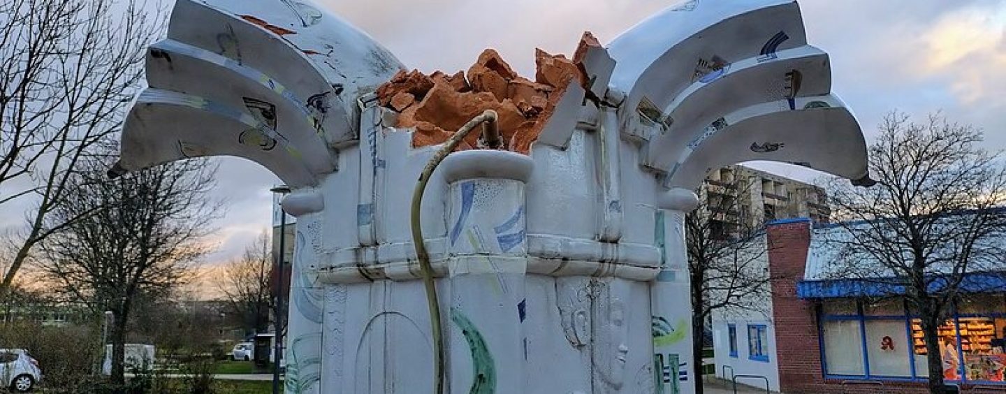 „Keramikbrunnen“ in Heide-Nord ist beschädigt