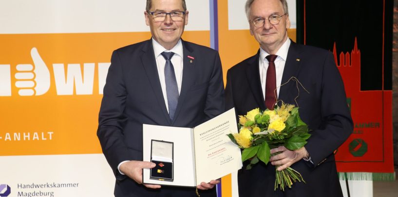 Ministerpräsident Haseloff überreichte Ehrennadel an Hagen Mauer